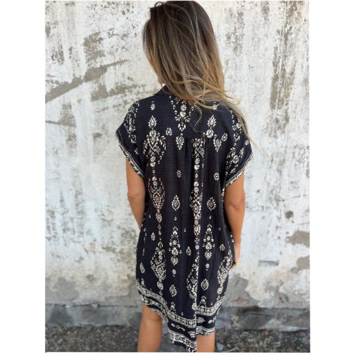 Stella – Loose Print Dress with Short Sleeves and Pockets